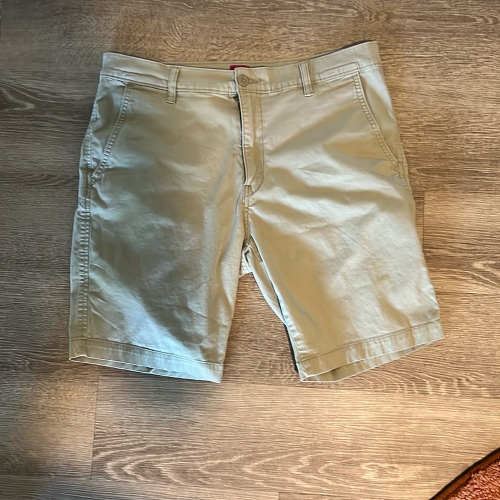 Levi’s tan chino shorts